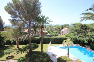 T2 MEUBLE BOULOURIS TERRASSE PISCINE