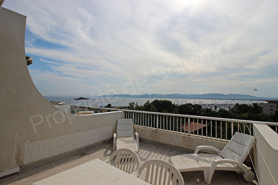 Saint- Raphael -T2-Dernier Etage-Piscine - Vue Mer