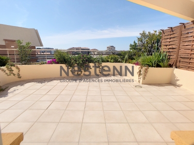 FREJUS PLAGE - GRAND T2 EN DERNIER ETAGE - GRANDE TERRASSE