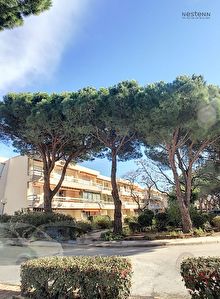 FREJUS STUDIO MEUBLE BALCON PARKING CAVE PISCINE