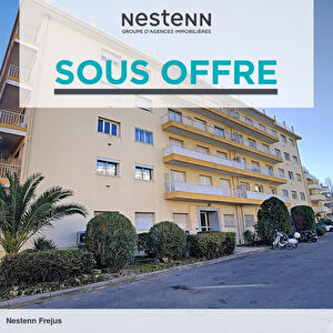 FREJUS GRAND T3 RENOVE TRAVERSANT AVEC TERRASSE PLACE DE PARKING ET CAVE
