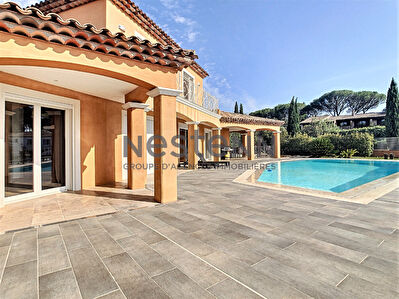 PUGET-SUR-ARGENS - VILLA DE 6 PIECES AVEC DE TRES BELLES PRESTATIONS - PISCINE - VUE ROCHER DE ROQUEBRUNE