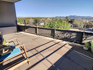 FREJUS APPARTEMENT DE T3 RECENT BELLE TERRASSE VUE DEGAGEE GARAGE DOUBLE