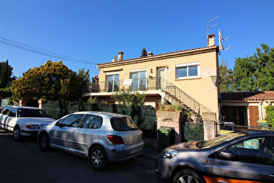 Maison d'environ 220m2 avec pisicine sur 600m2 de terrain