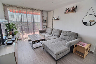 Marignane - Magnifique appartement de type 4 d'env. 75 m2 entierement renove+ place de parking privative