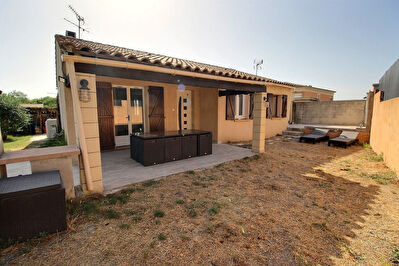 Marignane- Maison 4 pieces de 103 m2 sur une parcelle de 350m2 environ .