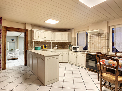 Maison, 3 appartements a Yutz, cour privative, 2 garages, 208m2