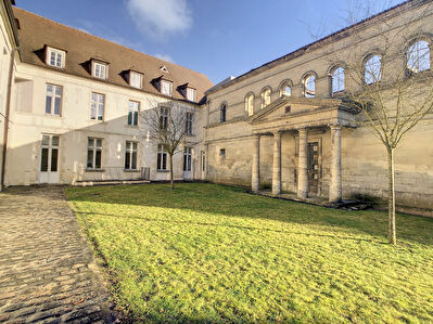 Ville haute appartement avec cave et parking