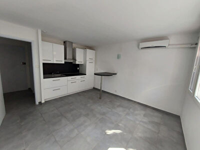 STUDIO CENTRE LAVANDOU PROCHE PLAGE