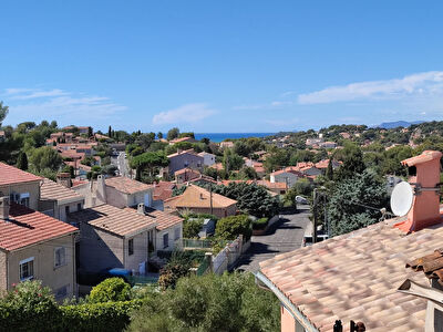 Maison de caractere avec terrasses et dependance