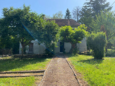 Maison a renover au coeur de Saint Genix les Villages