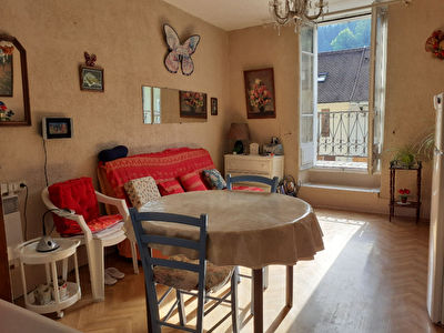 Maison de ville avec balcon proche centre village