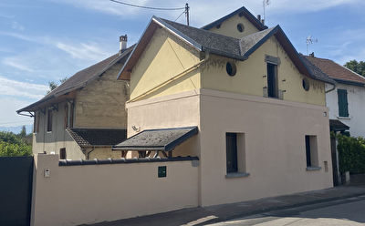 SOUS COMPROMIS. Maison de village proche commodites