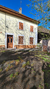 Maison de village a renover de 150m2 avec cour.