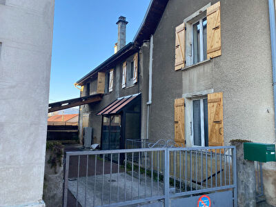 Maison Saint Jean D'Avelanne de village proche commodites