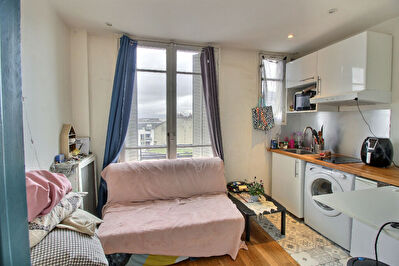Appartement Studio Vendu Loue au dernier etage avec ascenseur