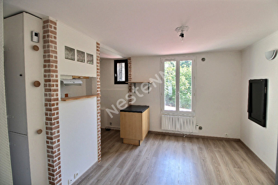 Appartement 2 Pieces au PRE ST GERVAIS - fond de cour au calme, traversant , jouissance terrasse