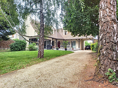 Demeure de prestige - Saint Vrain, renovee en 2020, elle dispose sur 190 m2 habitable de 4 chambres, un vaste sejour cathedrale, une cuisine amenagee et equipee le tout sur un terrain de 1440 m2