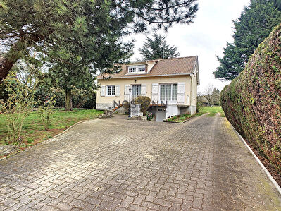 Maison individuelle sur sous sol total, sejour traversant, 4 chambres, sans travaux, beaux volumes.