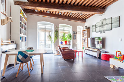 T2 coeur Vieux Lyon, 86m2 au 1er etage, immeuble du 16eme siecle