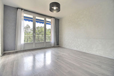 Appartement type T4 renove 80 m2 - rue du 8 mai 1945 - VILLEURBANNE