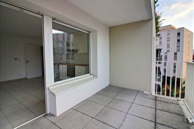 Appartement T3 en etage, balcon a vivre, garage
