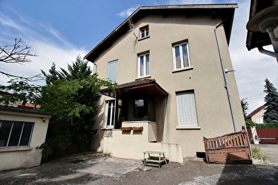Maison Vaulx En Velin 5 pieces de 145 m2.