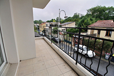 MONTREUIL - BAGNOLET, GRAND 3 PIECES TRAVERSANT AVEC BALCON.