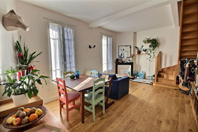 BAS MONTREUIL, AU PIED DU METRO, DUPLEX 3 PIECES AVEC 2 CAVES.
