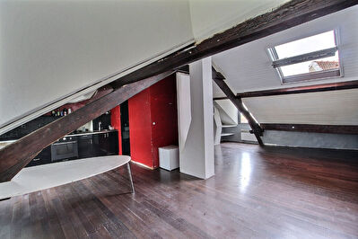 MONTREUIL, 450 METRES DE LA MAIRIE, DUPLEX ATYPIQUE SUR COUR ET JARDIN.
