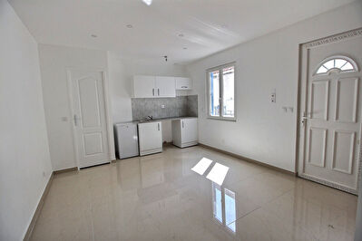 MONTREUIL, 250 METRES DU METRO, 2 PIECES EN DUPLEX ENTIEREMENT RENOVE.