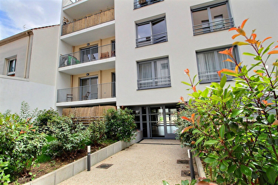 MONTREUIL, A 800 METRES DU METRO, 3 PIECES AVEC BALCON