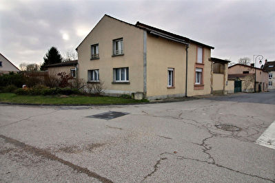 MAISON A LIVRY LOUVERCY