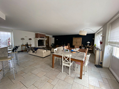VASTE MAISON SECTEUR BOURGOGNE AVEC 6 CHAMBRES ET HANGAR