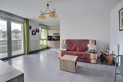 REIMS APPARTEMENT AVEC 2 CHAMBRES BALCON EXPOSE SUD ET PARKING FERME
