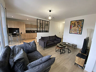 REIMS - JEAN-JAURES - Appartement Type 4 entierement renove avec Garage