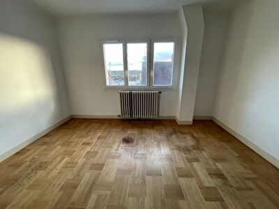 EXCLUSIVITE - Maison edifiee sur cave totale avec jardin - 4 chambres en centre ville de Thourotte