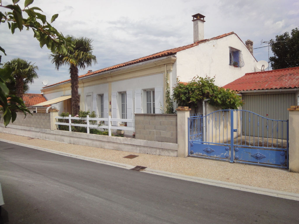 photos n°1 5 min Rochefort : TONNAY CHARENTE , Maison 4 pièces 80 m² + piscine