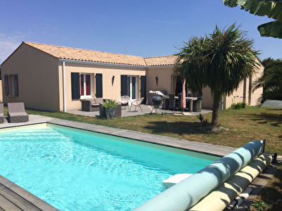10 min Rochefort : Saint Hippolyte - Maison de Plain Pied bon etat de 4 pieces 148 m2- garage et piscine