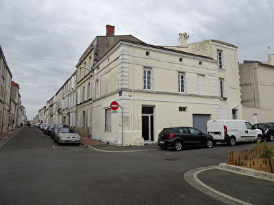EXCLUSIVITE a ROCHEFORT HYPER CENTRE VILLE - IMMEUBLE AVEC GARAGE