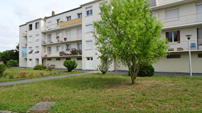ROCHEFORT - CENTRE VILLE - STUDIO LUMINEUX DANS RESIDENCE SECURISEE