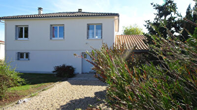 5 min Rochefort : Tonnay-Charente - Maison Plain pied sureleve grand garage - 2 chambres terrain clos