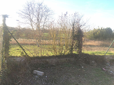 EXCLUSIVITE A 5 MIN DE ROCHEFORT ENTRE ECHILLAIS ET TRIZAY : Maison a renover - jardin