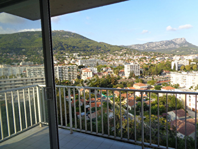 Toulon Est grand appartement T2 de 45 m2 belle vue panoramique faron