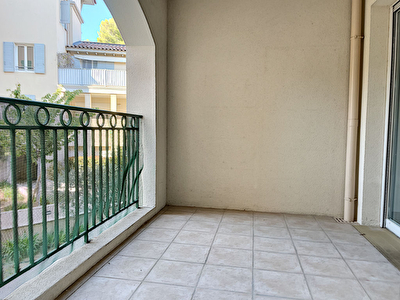 Bel appartement de 2 pieces + terrasse a Ollioules