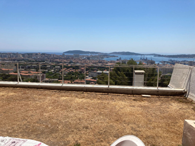 SPECTACULAIRE TOIT TERRASSE VUE SUR LA RADE ET TOULON A 360°