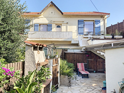 Toulon Haut de villa de 1930 T3 60 m2 , avec jardin, terrasse ,sur terrain de100m2