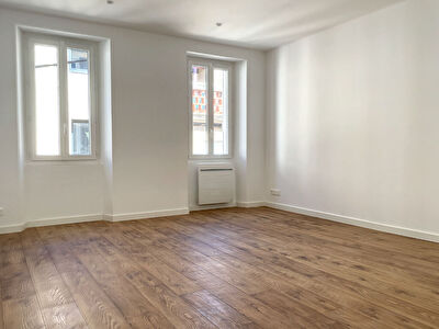 Appartement Saint Cyr Sur Mer de 3 pieces de 51 m2 refait a neuf