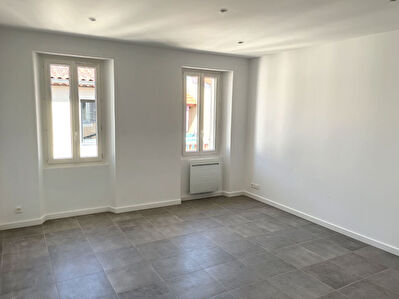 Appartement Saint Cyr Sur Mer de 3 pieces de 52 m2 refait entierement a neuf