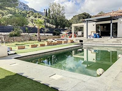 Toulon Limite La Valette Splendide villa contemporaine T6 de 160 m2s sur un terrain de 3151 m2